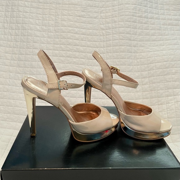 BCBG PATENT LEATHER HEELS - Picture 2 of 4